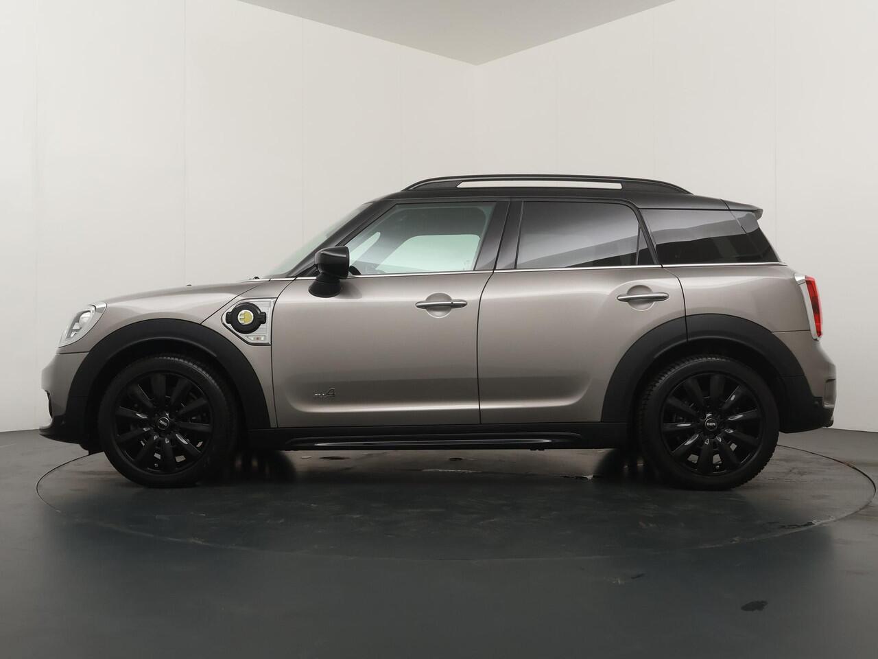Mini COUNTRYMAN Cooper SE ALL4 Chili | Adaptive Cruise Control | Head-Up | Stoelverwarming | Panoramadak | Elektrisch Verstelbare Stoelen |