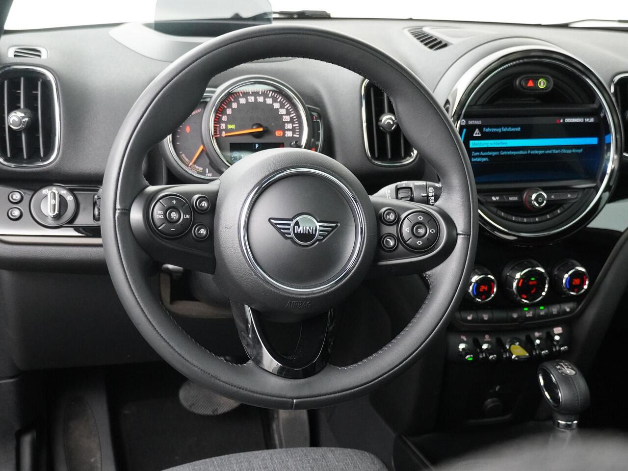 Mini COUNTRYMAN Cooper SE ALL4 Chili | Adaptive Cruise Control | Head-Up | Stoelverwarming | Panoramadak | Elektrisch Verstelbare Stoelen |