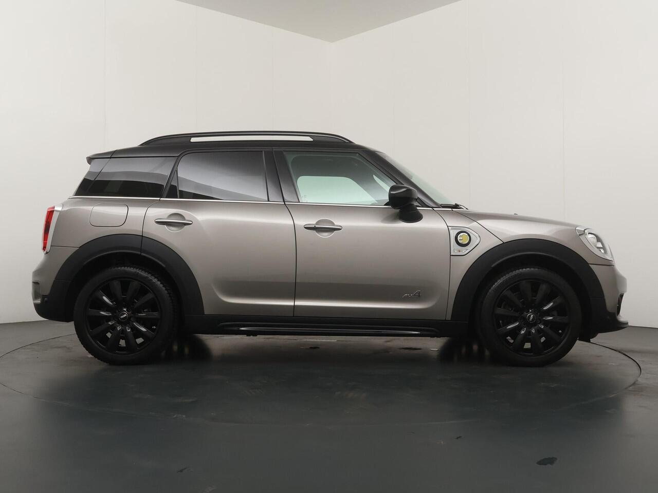 Mini COUNTRYMAN Cooper SE ALL4 Chili | Adaptive Cruise Control | Head-Up | Stoelverwarming | Panoramadak | Elektrisch Verstelbare Stoelen |