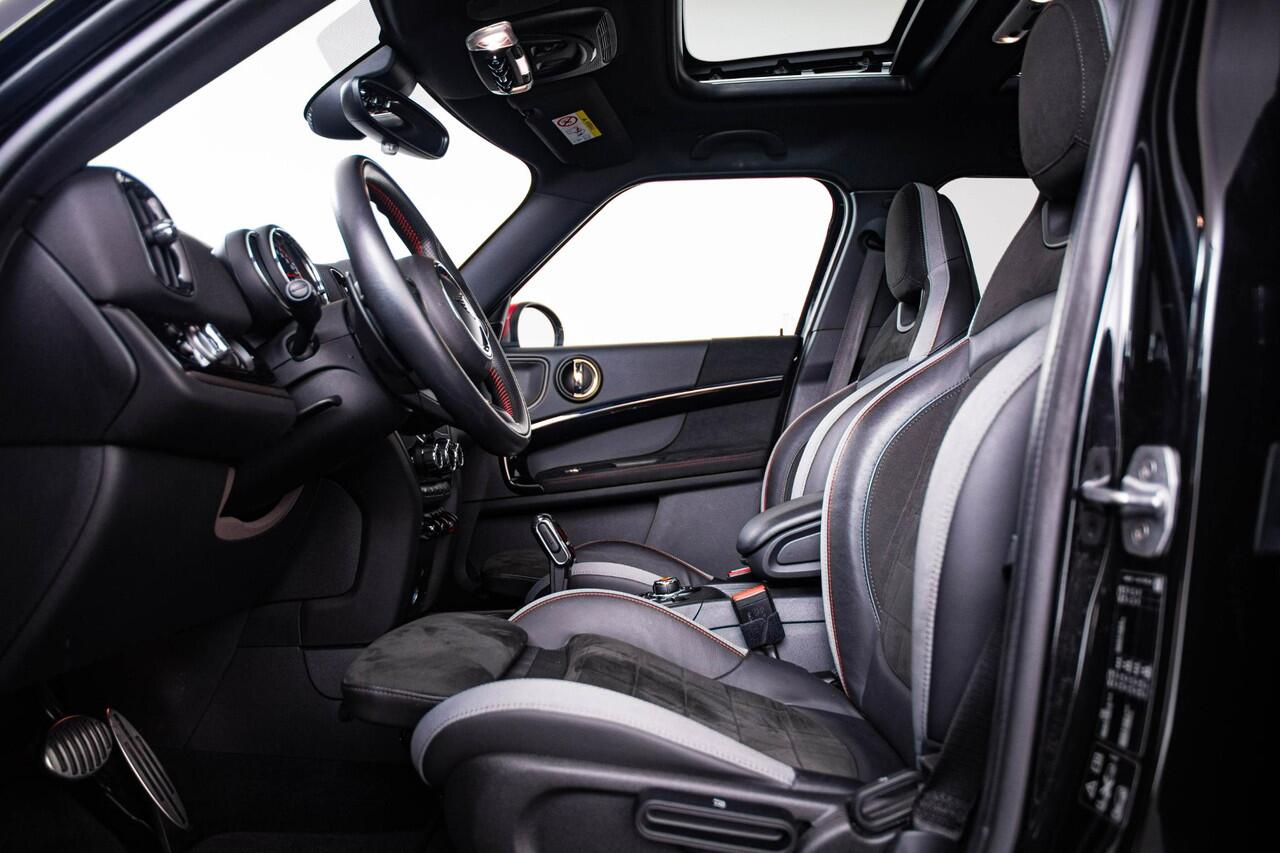 Mini COUNTRYMAN 2.0 John Cooper Works ALL4 Chili Panoramadak - Head-up - Adaptive Cruise Control - Harman Kardon - Camera - Stoelverwarming - Navigatiesysteem - Park Assistant