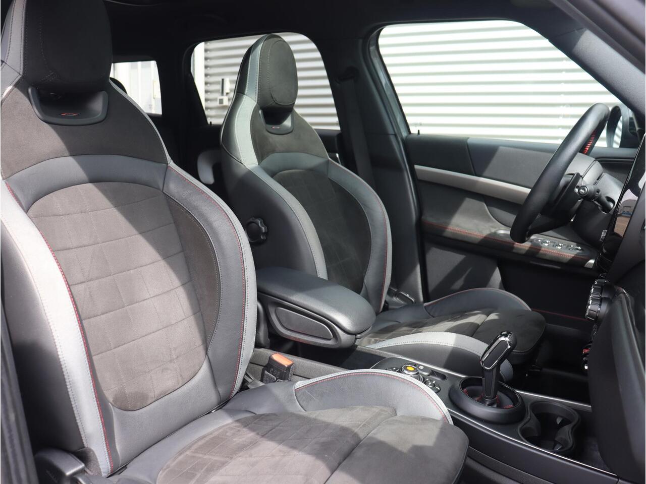 Mini COUNTRYMAN John Cooper Works ALL4 | MINI Excitement Pakket | Panodak | Harman Kardon | Achteruitrijcamera | Adaptief onderstel | Comfort Access | Head-Up | 19''LMV