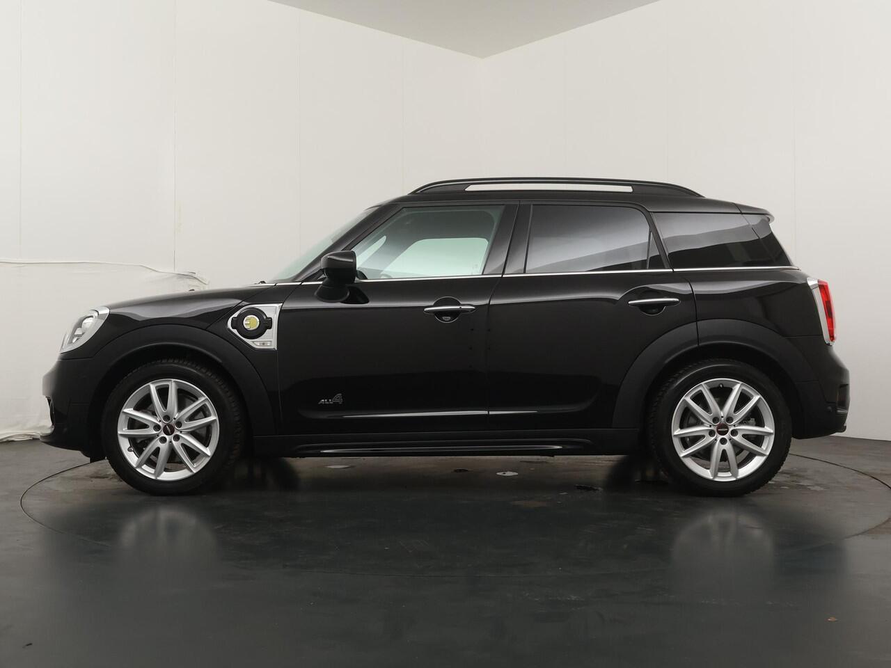 Mini COUNTRYMAN Cooper SE ALL4 Chili | Achteruitrijcamera | Panoramadak | Stoelverwarming | Adaptive Cruise Control | Harman Kardon |