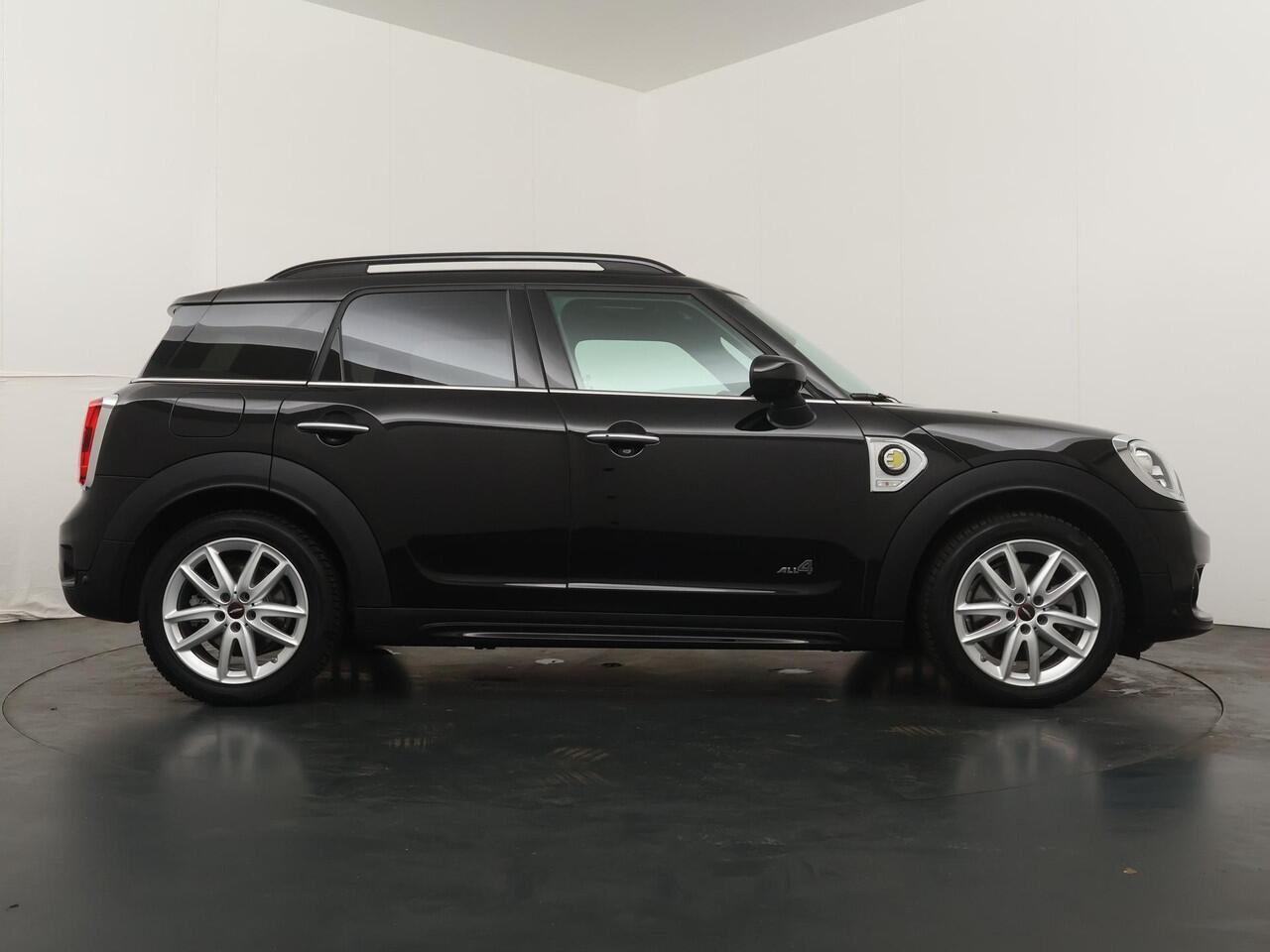 Mini COUNTRYMAN Cooper SE ALL4 Chili | Achteruitrijcamera | Panoramadak | Stoelverwarming | Adaptive Cruise Control | Harman Kardon |