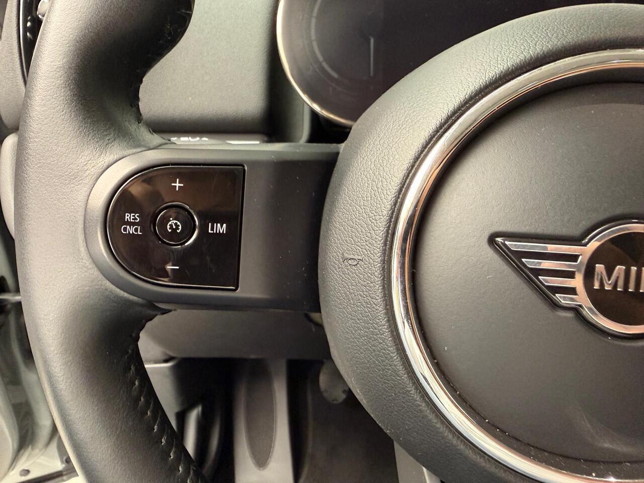 Mini COUNTRYMAN One Trekhaak / Cruise control / LED / Navigatie / Isofix / Alu wielen 18 inch JCW