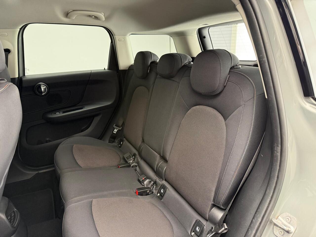 Mini COUNTRYMAN One Trekhaak / Cruise control / LED / Navigatie / Isofix / Alu wielen 18 inch JCW