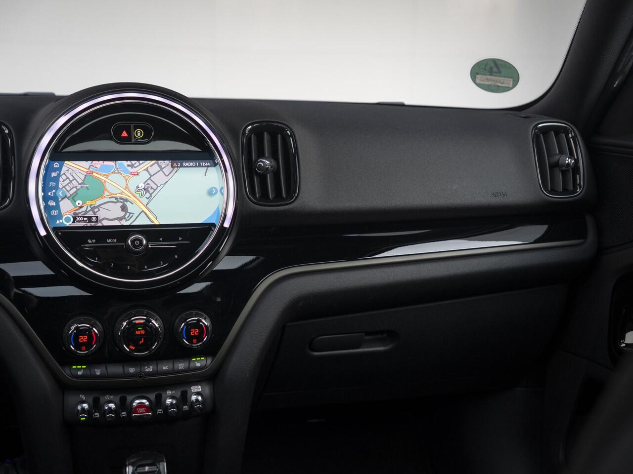 Mini COUNTRYMAN Cooper S Aut. + JCW-pakket + Achteruitrijcamera + Glazen panoramadak + Stoelverwarming + Connected Navigation Plus Pakket
