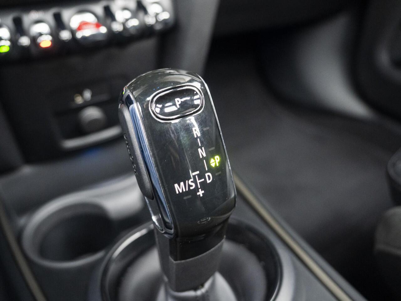 Mini COUNTRYMAN Cooper S Aut. + JCW-pakket + Achteruitrijcamera + Glazen panoramadak + Stoelverwarming + Connected Navigation Plus Pakket