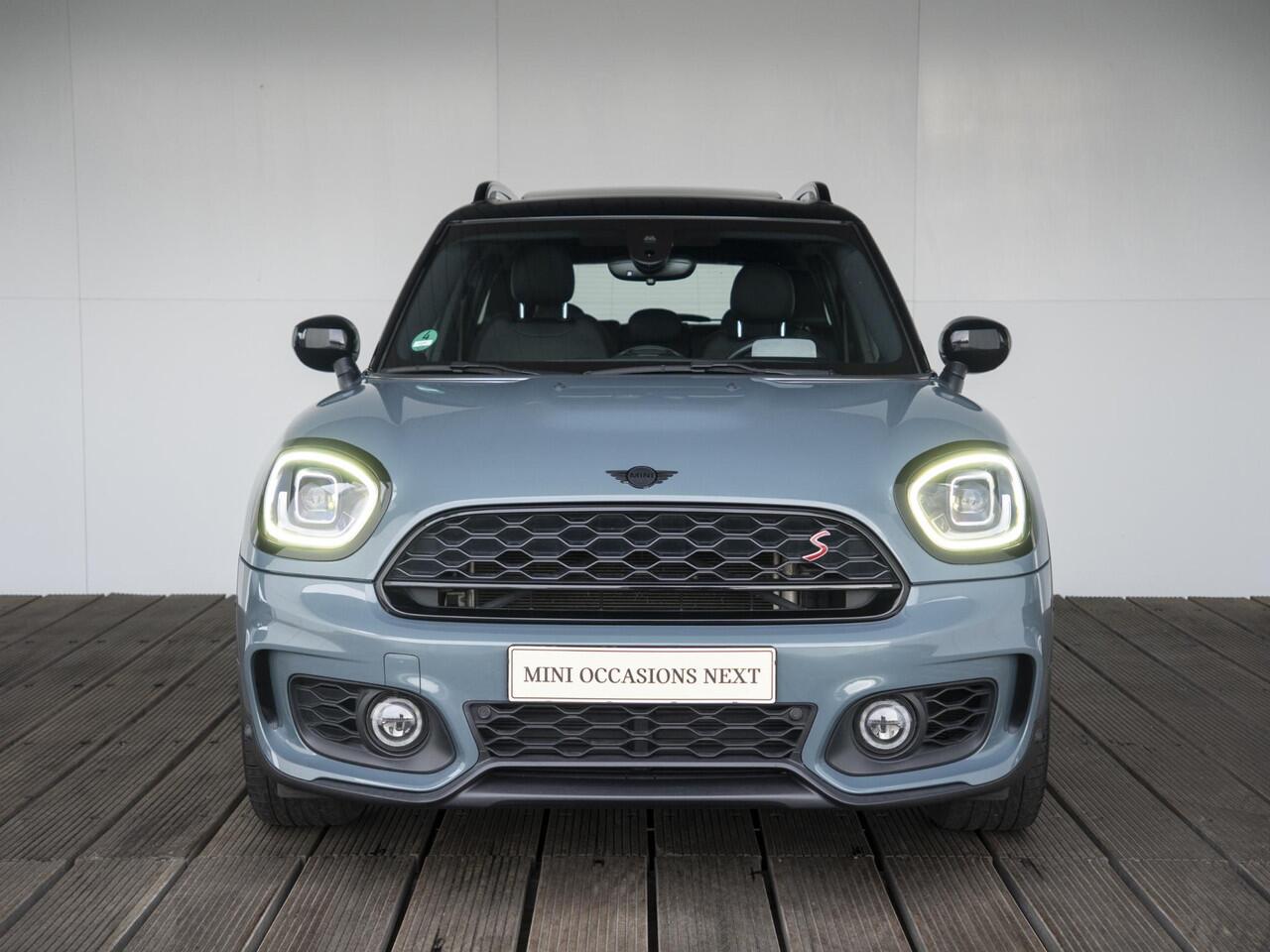Mini COUNTRYMAN Cooper S Aut. + JCW-pakket + Achteruitrijcamera + Glazen panoramadak + Stoelverwarming + Connected Navigation Plus Pakket