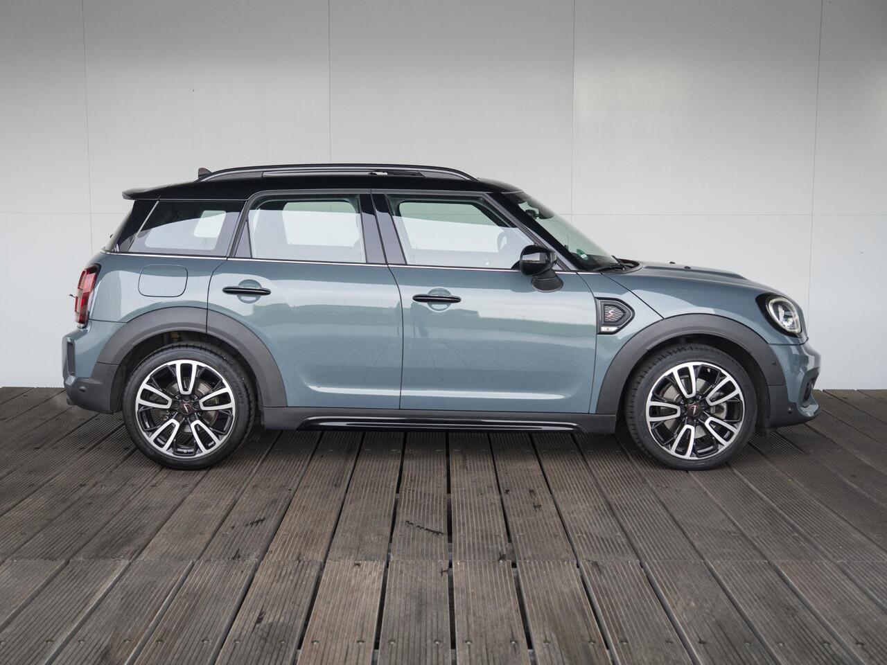 Mini COUNTRYMAN Cooper S Aut. + JCW-pakket + Achteruitrijcamera + Glazen panoramadak + Stoelverwarming + Connected Navigation Plus Pakket