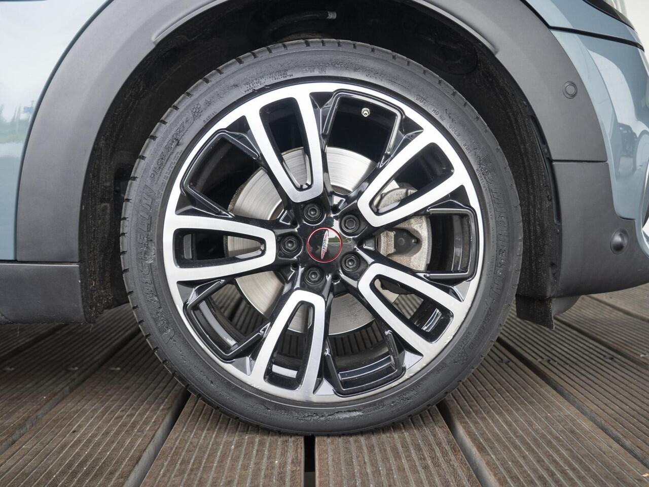 Mini COUNTRYMAN Cooper S Aut. + JCW-pakket + Achteruitrijcamera + Glazen panoramadak + Stoelverwarming + Connected Navigation Plus Pakket