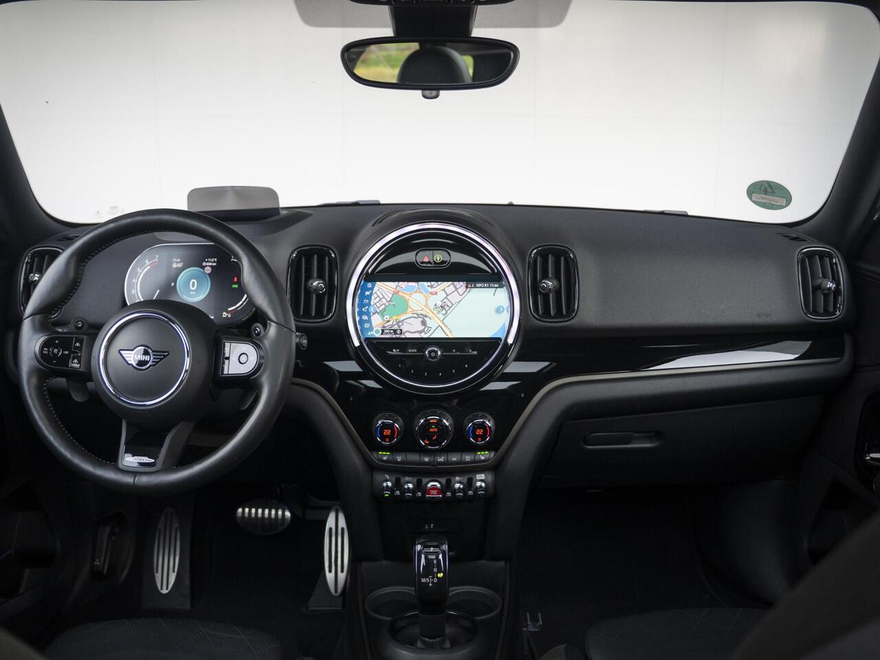 Mini COUNTRYMAN Cooper S Aut. + JCW-pakket + Achteruitrijcamera + Glazen panoramadak + Stoelverwarming + Connected Navigation Plus Pakket