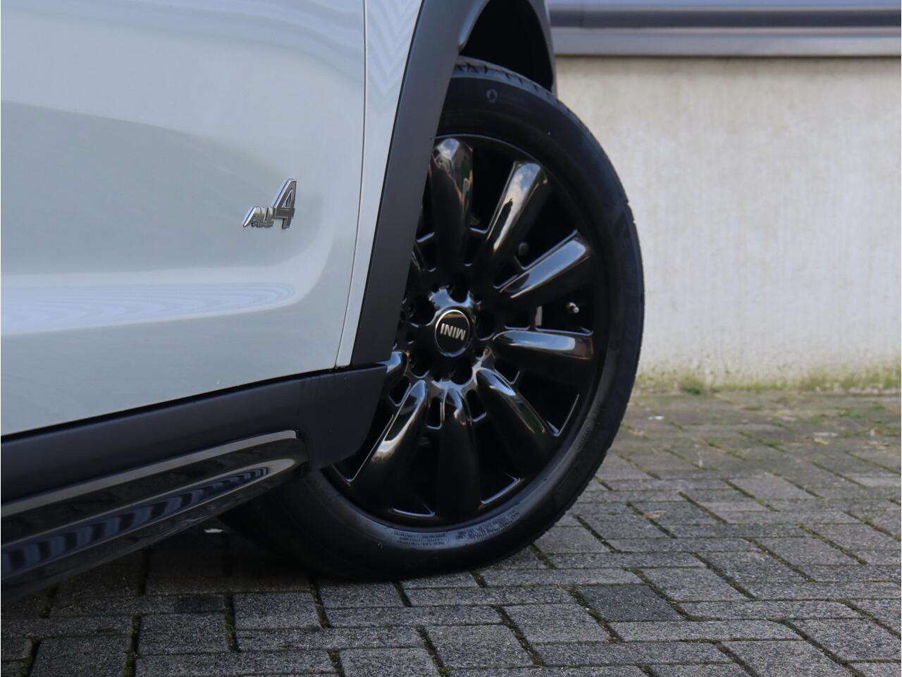 Mini COUNTRYMAN Cooper S E ALL4 | Chili + Pano + Apple Carplay + Verwarmbare Voorstoelen + Comfort Access + Elektr. Achterklep + 18'' Pin Spoke Zwart