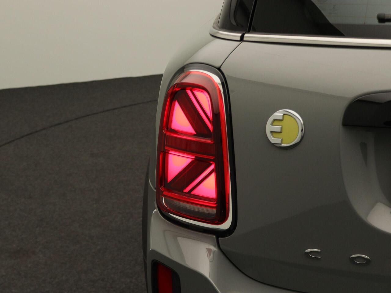 Mini COUNTRYMAN Cooper S E ALL4 Comfort Pack + Glazen panoramadak + Achteruitrijcamera + Park Assistant + Driving Assistant + Connected Navigation Pakket