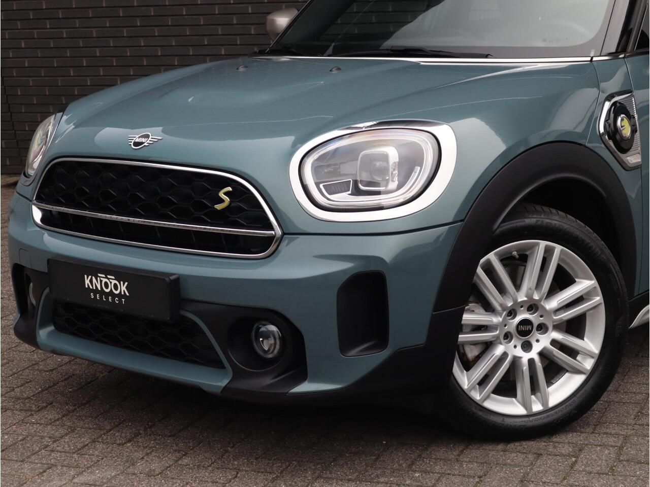 Mini COUNTRYMAN Cooper S E ALL4 Classic Automaat / Panoramadak / Stuurwielverwarming / Harman Kardon / LED / MINI Navigatiesysteem / 17 Inch / Sportstoelen / Trekhaak / Lichtpakket