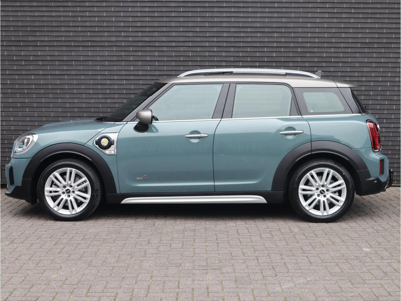 Mini COUNTRYMAN Cooper S E ALL4 Classic Automaat / Panoramadak / Stuurwielverwarming / Harman Kardon / LED / MINI Navigatiesysteem / 17 Inch / Sportstoelen / Trekhaak / Lichtpakket