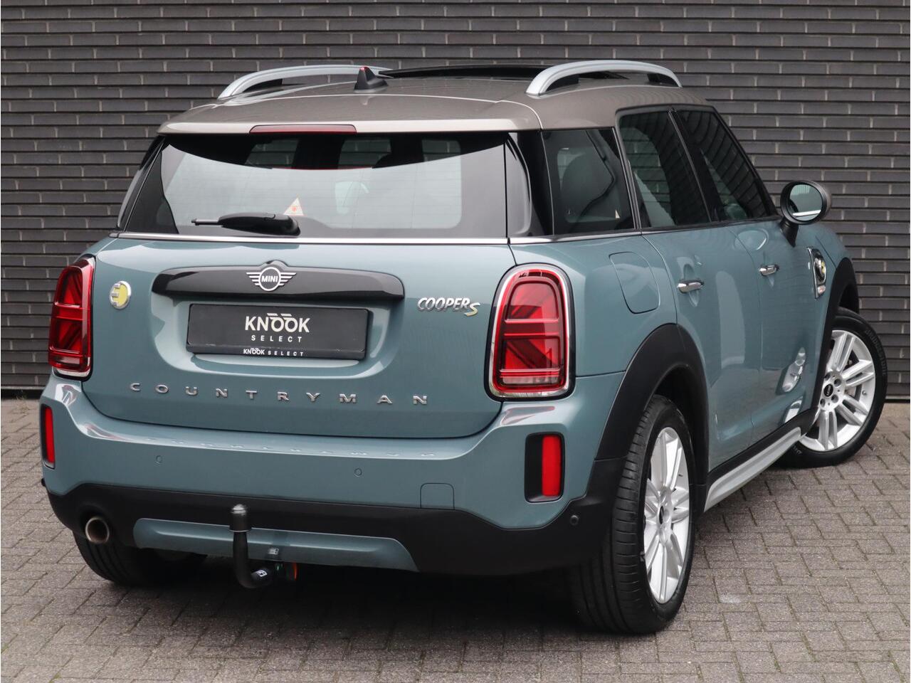 Mini COUNTRYMAN Cooper S E ALL4 Classic Automaat / Panoramadak / Stuurwielverwarming / Harman Kardon / LED / MINI Navigatiesysteem / 17 Inch / Sportstoelen / Trekhaak / Lichtpakket