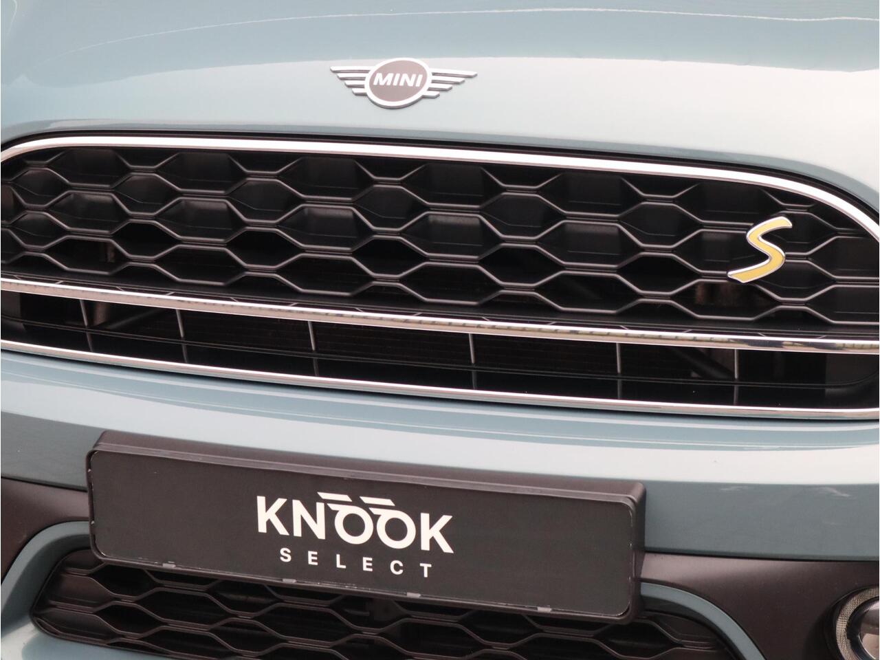 Mini COUNTRYMAN Cooper S E ALL4 Classic Automaat / Panoramadak / Stuurwielverwarming / Harman Kardon / LED / MINI Navigatiesysteem / 17 Inch / Sportstoelen / Trekhaak / Lichtpakket