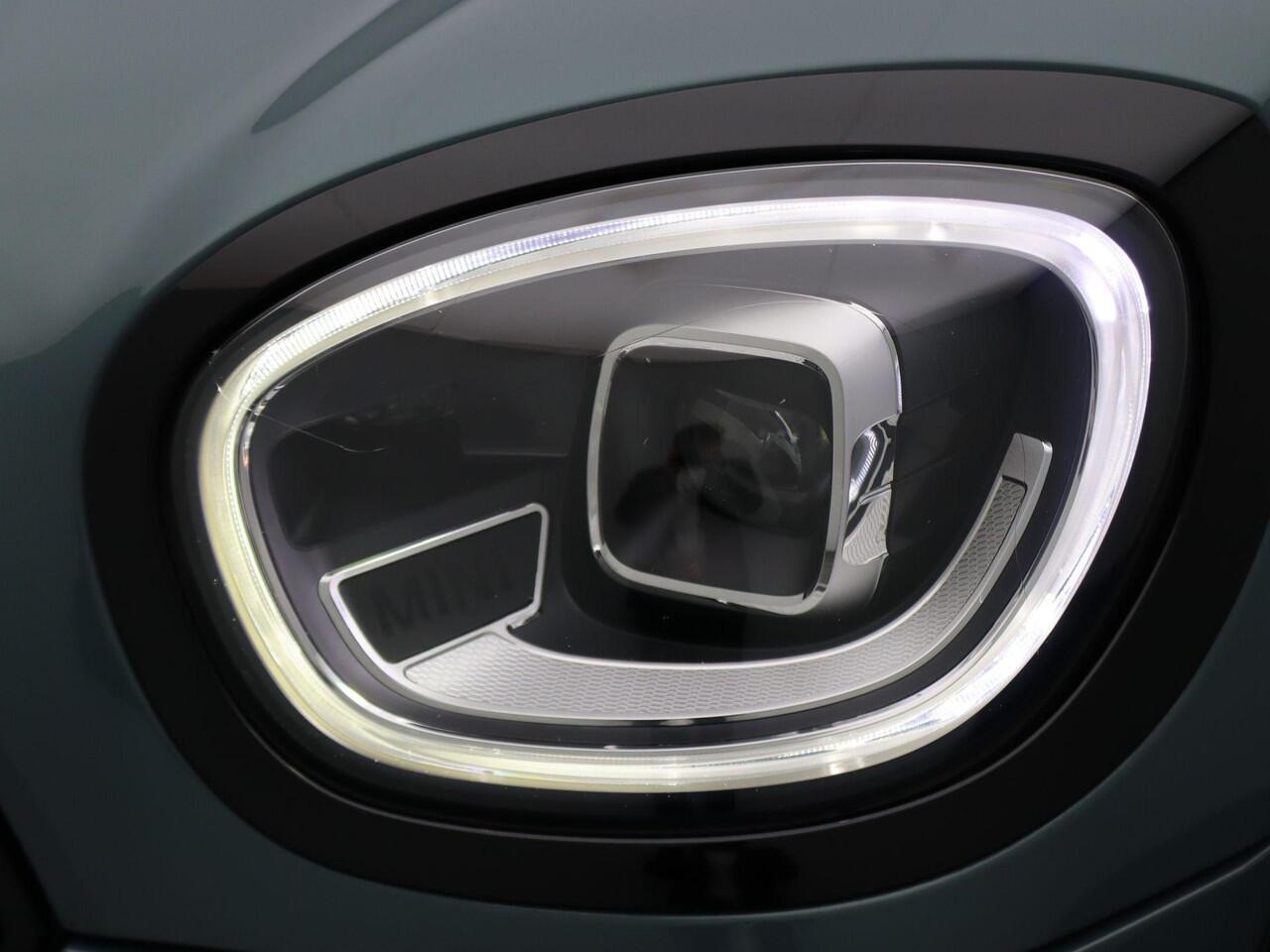 Mini COUNTRYMAN Cooper S Classic + Comfort Plus Pakket + Driving Assistant Pakket + Stuurwielrand Verwarmd + Panoramadak + Sportstoelen + LED + 18''