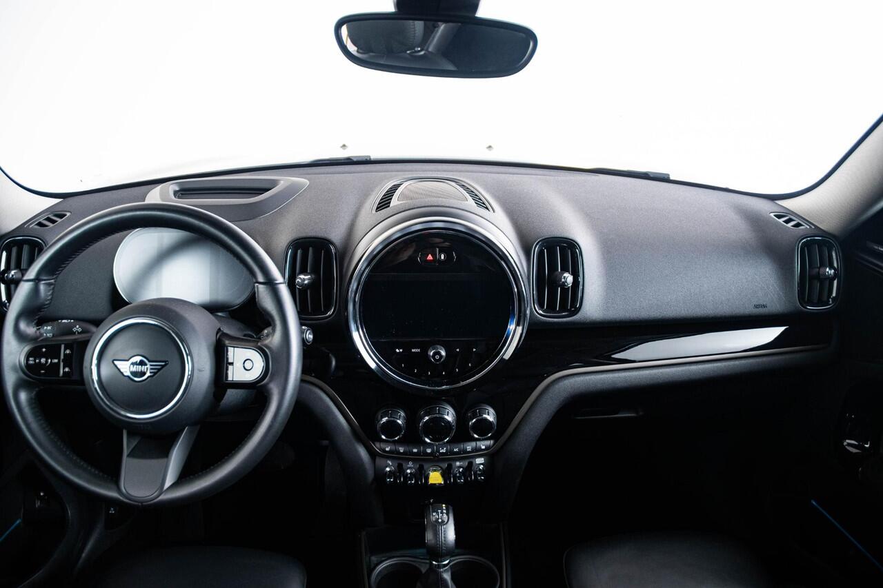 Mini COUNTRYMAN Cooper S E ALL4 Panoramadak - Active Cruise Control - Elektrisch verwarmbare/verstelbare stoelen - Harman Kardon - Driving/Parking Assistent - Comfort acces - Head up - Achteruitrijcamera -