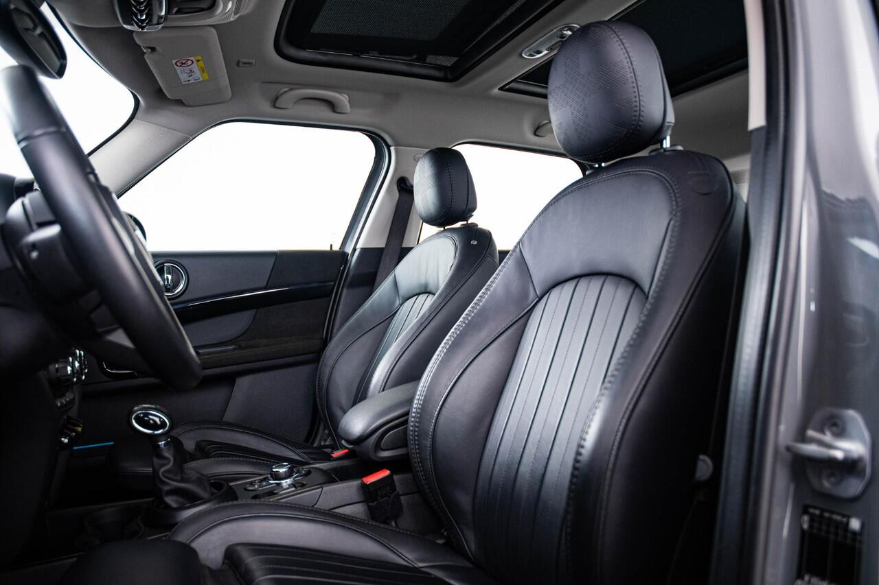 Mini COUNTRYMAN Cooper S E ALL4 Panoramadak - Active Cruise Control - Elektrisch verwarmbare/verstelbare stoelen - Harman Kardon - Driving/Parking Assistent - Comfort acces - Head up - Achteruitrijcamera -