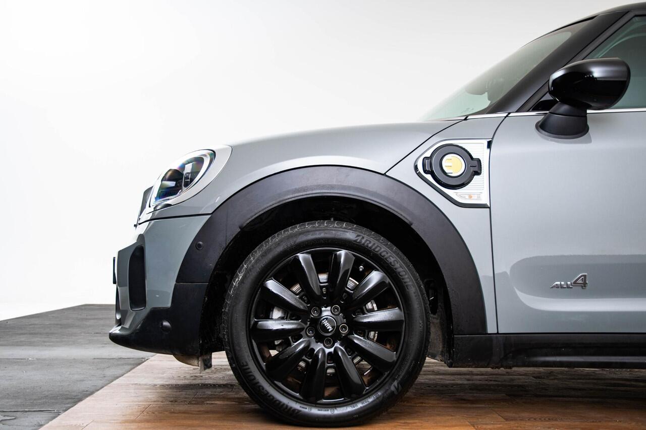 Mini COUNTRYMAN Cooper S E ALL4 Panoramadak - Active Cruise Control - Elektrisch verwarmbare/verstelbare stoelen - Harman Kardon - Driving/Parking Assistent - Comfort acces - Head up - Achteruitrijcamera -