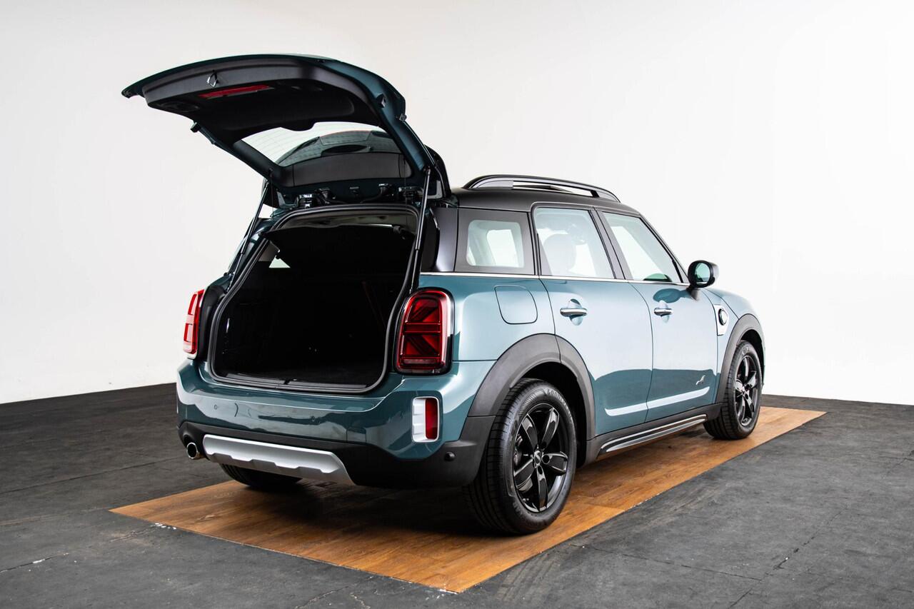 Mini COUNTRYMAN Cooper S E ALL4 Panoramadak - Active Cruise Control - Elektrisch verwarmbare/verstelbare stoelen - Harman Kardon - Driving/Parking Assistent - Comfort acces - Head up - Achteruitrijcamera -