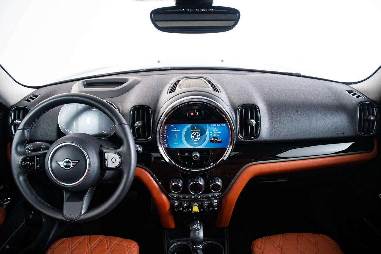 Mini COUNTRYMAN Cooper S E ALL4 Panoramadak - Active Cruise Control - Elektrisch verwarmbare/verstelbare stoelen - Harman Kardon - Driving/Parking Assistent - Comfort acces - Head up - Achteruitrijcamera -