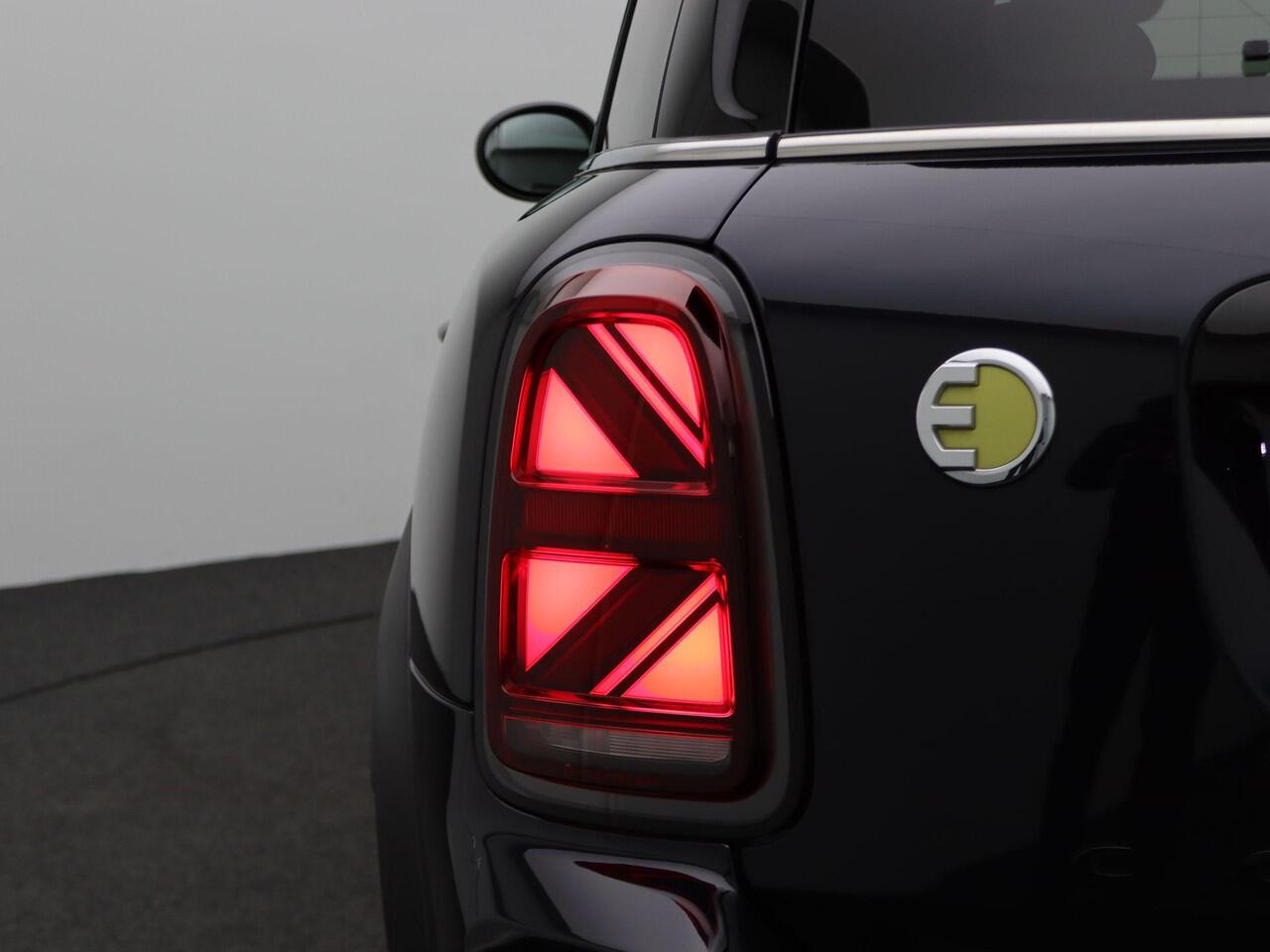 Mini COUNTRYMAN Cooper S E ALL4 John Cooper Works uitvoering + Comfort Plus Pakket + Driving Assistant Pakket + Connected Navigation Plus Pakket + Stuurwielrand Verwarmd + Panoramadak + Head-Up Display + 19''