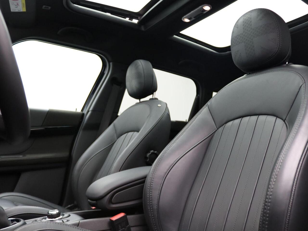 Mini COUNTRYMAN Cooper S E ALL4 John Cooper Works uitvoering + Comfort Plus Pakket + Driving Assistant Pakket + Connected Navigation Plus Pakket + Stuurwielrand Verwarmd + Panoramadak + Head-Up Display + 19''