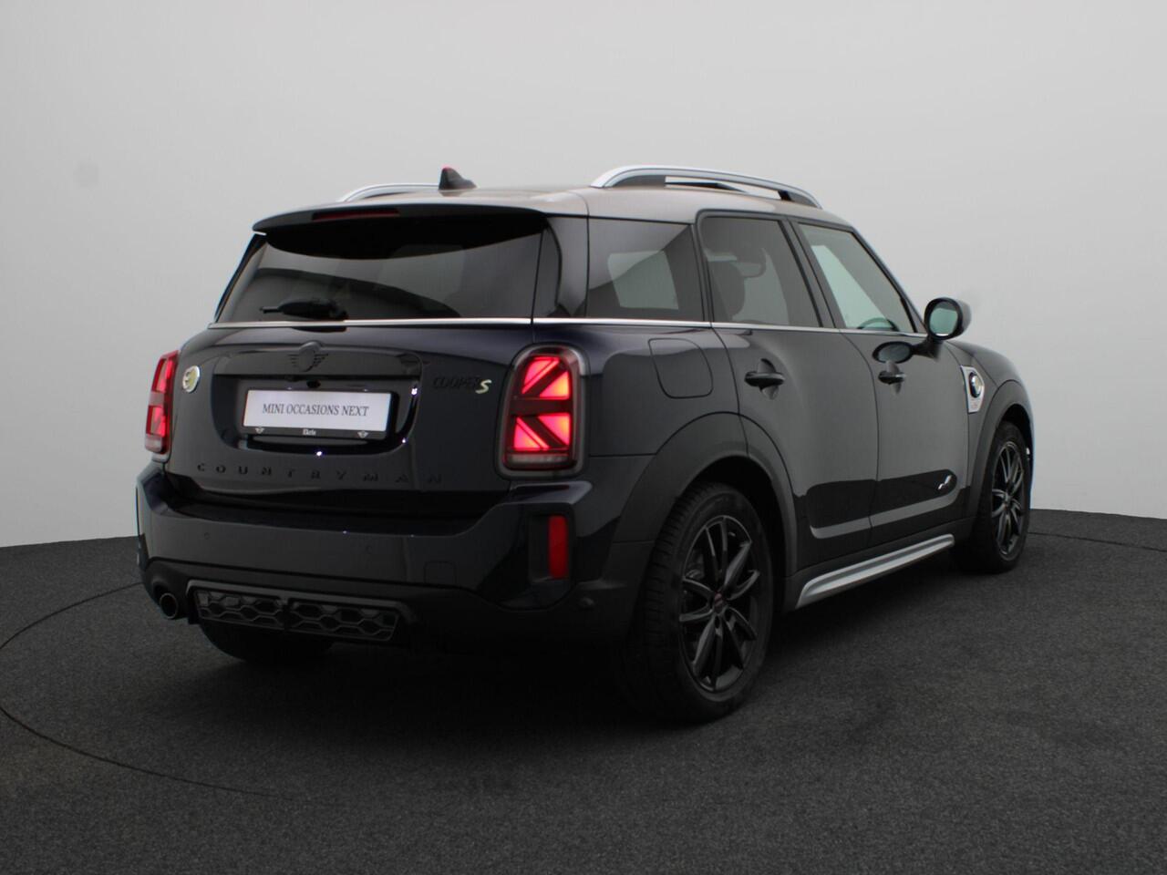 Mini COUNTRYMAN Cooper S E ALL4 John Cooper Works uitvoering + Comfort Plus Pakket + Driving Assistant Pakket + Connected Navigation Plus Pakket + Stuurwielrand Verwarmd + Panoramadak + Head-Up Display + 19''
