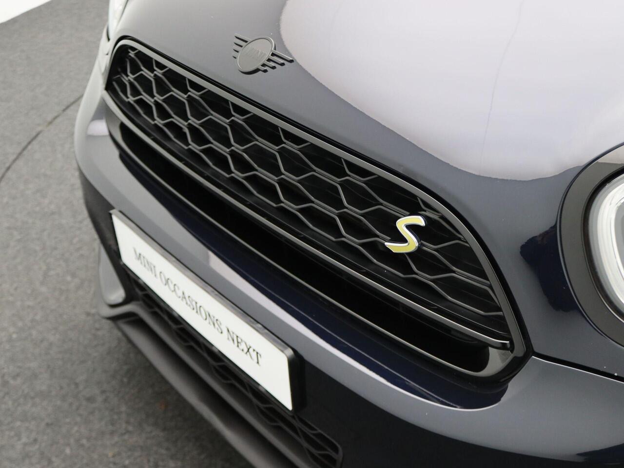 Mini COUNTRYMAN Cooper S E ALL4 John Cooper Works uitvoering + Comfort Plus Pakket + Driving Assistant Pakket + Connected Navigation Plus Pakket + Stuurwielrand Verwarmd + Panoramadak + Head-Up Display + 19''