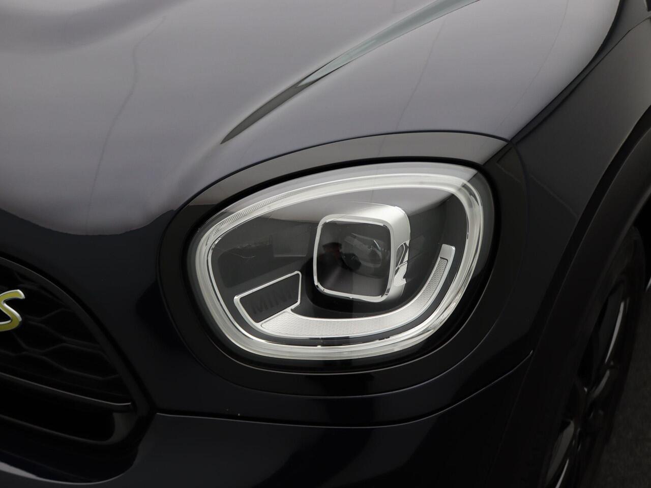 Mini COUNTRYMAN Cooper S E ALL4 John Cooper Works uitvoering + Comfort Plus Pakket + Driving Assistant Pakket + Connected Navigation Plus Pakket + Stuurwielrand Verwarmd + Panoramadak + Head-Up Display + 19''