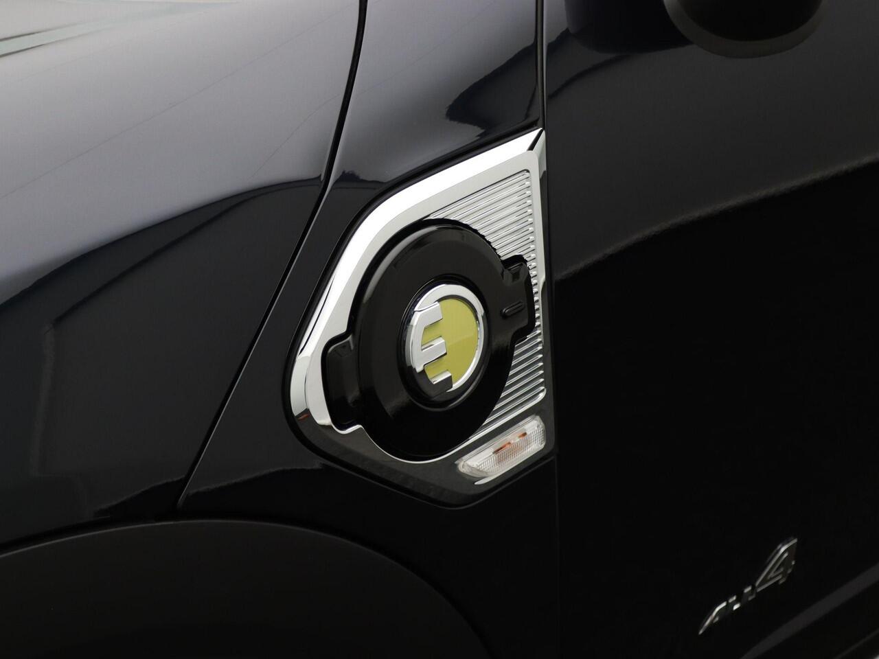 Mini COUNTRYMAN Cooper S E ALL4 John Cooper Works uitvoering + Comfort Plus Pakket + Driving Assistant Pakket + Connected Navigation Plus Pakket + Stuurwielrand Verwarmd + Panoramadak + Head-Up Display + 19''