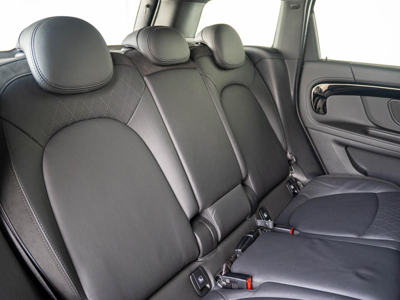 Mini COUNTRYMAN Cooper SE ALL4 Classic + Elektrisch verstelbare stoelen + Harman-Kardon + panoramadak + Achteruitrijcamera + Stoelverwarming + Comfort Access