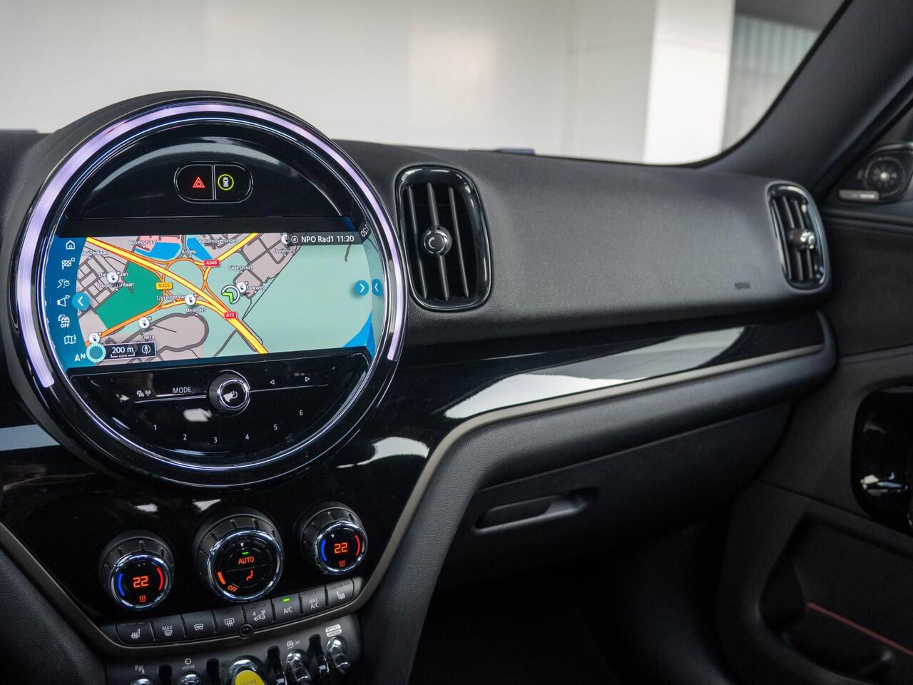 Mini COUNTRYMAN Cooper SE ALL4 Classic + Elektrisch verstelbare stoelen + Harman-Kardon + panoramadak + Achteruitrijcamera + Stoelverwarming + Comfort Access