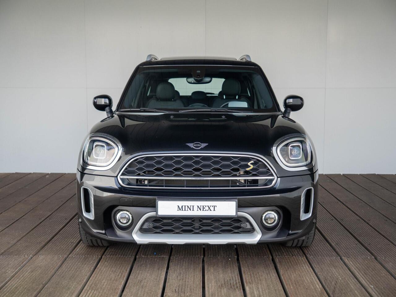 Mini COUNTRYMAN Cooper SE ALL4 Classic + Elektrisch verstelbare stoelen + Harman-Kardon + panoramadak + Achteruitrijcamera + Stoelverwarming + Comfort Access