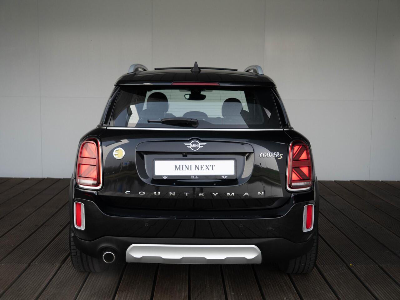 Mini COUNTRYMAN Cooper SE ALL4 Classic + Elektrisch verstelbare stoelen + Harman-Kardon + panoramadak + Achteruitrijcamera + Stoelverwarming + Comfort Access
