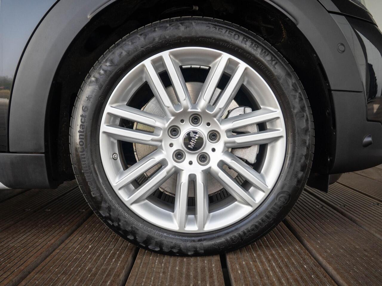 Mini COUNTRYMAN Cooper SE ALL4 Classic + Elektrisch verstelbare stoelen + Harman-Kardon + panoramadak + Achteruitrijcamera + Stoelverwarming + Comfort Access