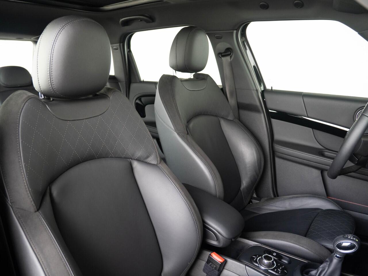 Mini COUNTRYMAN Cooper SE ALL4 Classic + Elektrisch verstelbare stoelen + Harman-Kardon + panoramadak + Achteruitrijcamera + Stoelverwarming + Comfort Access