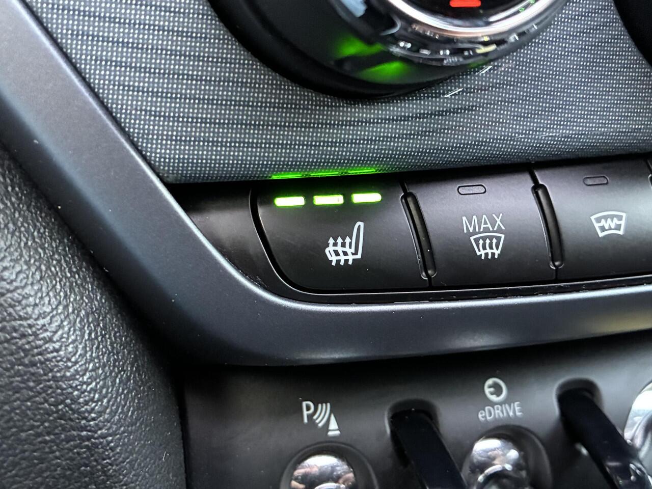 Mini COUNTRYMAN 1.5 Cooper S E ALL4 MINI Yours PHEV / Lederen Bekleding / Schuif-en Kantel Dak / Elektrische Stoelen / Harman Kardon Premium Audio / Elektrische Achterklep / Adaptieve Cruise Control / Head Up Display / Achteruitrijcamera / Apple Carplay & Android Auto / 