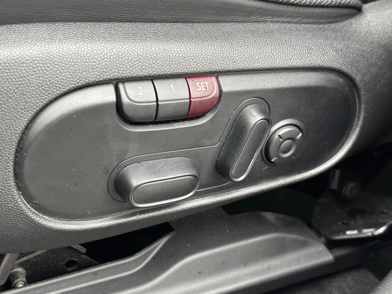 Mini COUNTRYMAN 1.5 Cooper S E ALL4 Yours PHEV / Schuif & Kanteldak / EAER 41 km / Leder / Harman Kardon / 1.500 kg Trekgewicht / Head Up Display / Navigatie / Elektrische stoelen / Adaptieve CC / Apple Carplay & Android / Camera / PDC / Stoel Verwarming /