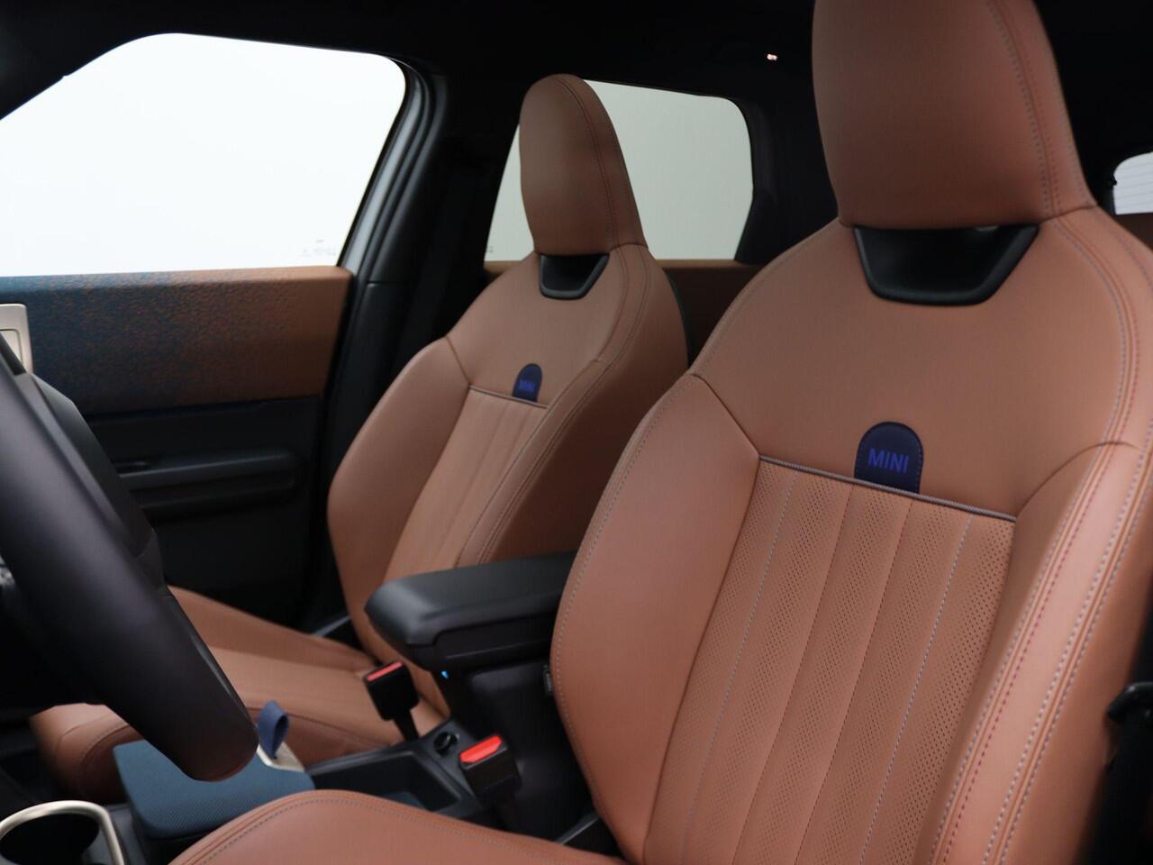 Mini COUNTRYMAN E Favoured + Pakket M + Stuurwielrand Verwarmd + Panoramadak + Driving Assistant + Head-Up Display + 19''