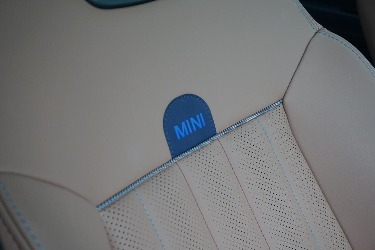 Mini COUNTRYMAN E Favoured Uitvoering | Pano dak / Keyless entry / Head up Display / Leer / Apple carplay