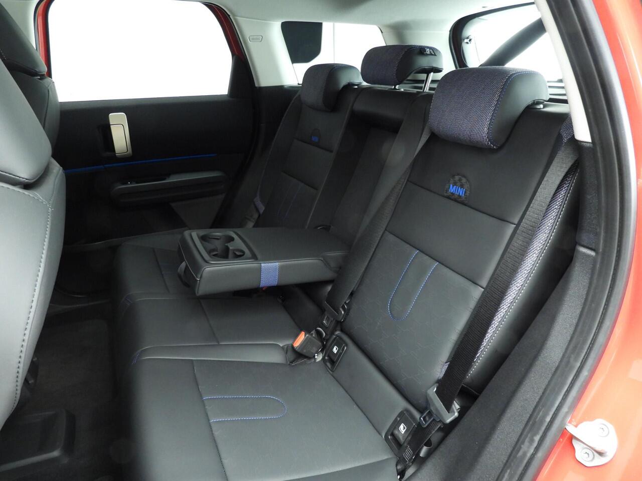 Mini COUNTRYMAN E Classic / Driving assist / LED / Park assist / Stoelverwarming / Alu wielen 18 inch