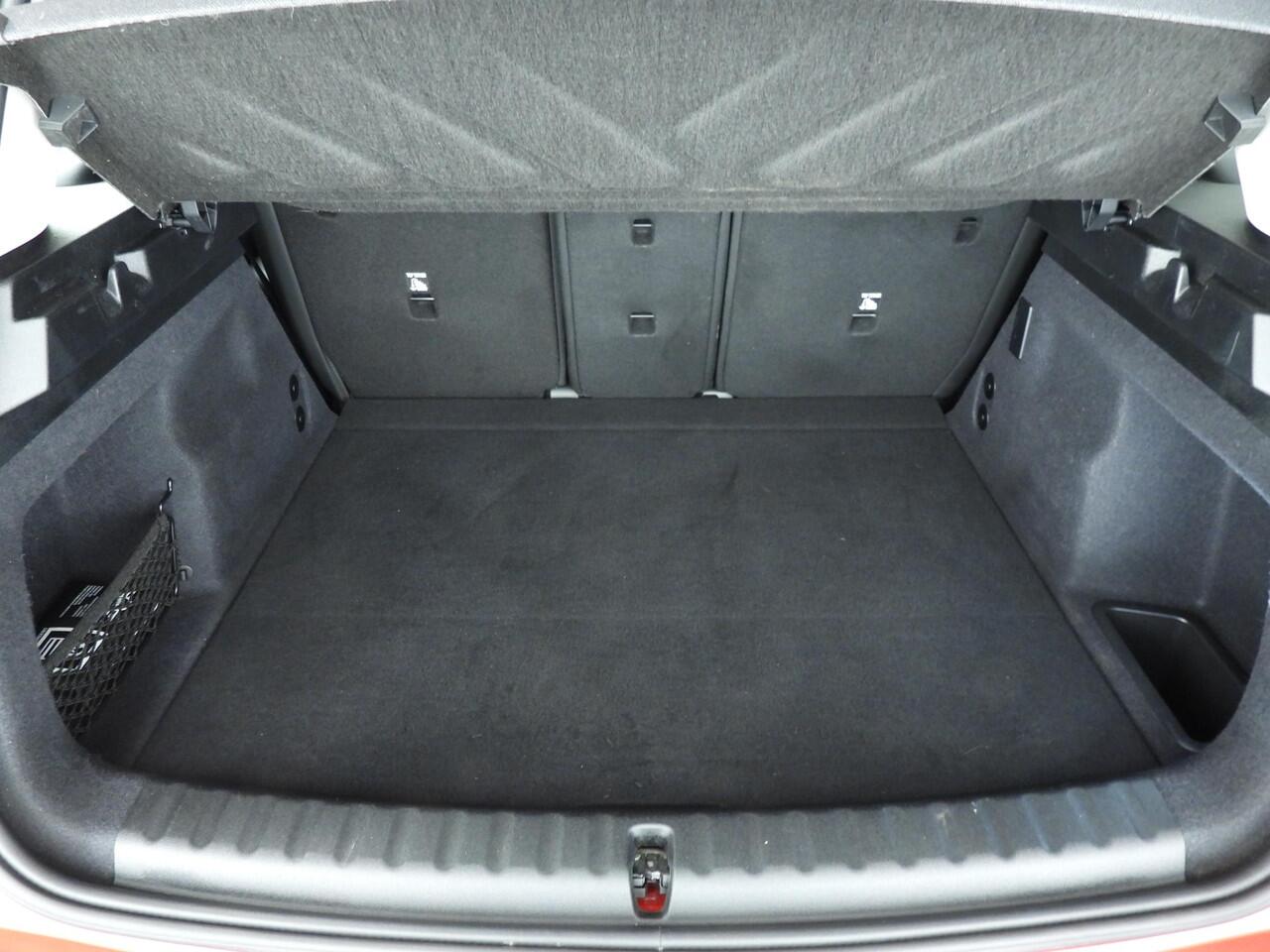 Mini COUNTRYMAN E Classic / Driving assist / LED / Park assist / Stoelverwarming / Alu wielen 18 inch