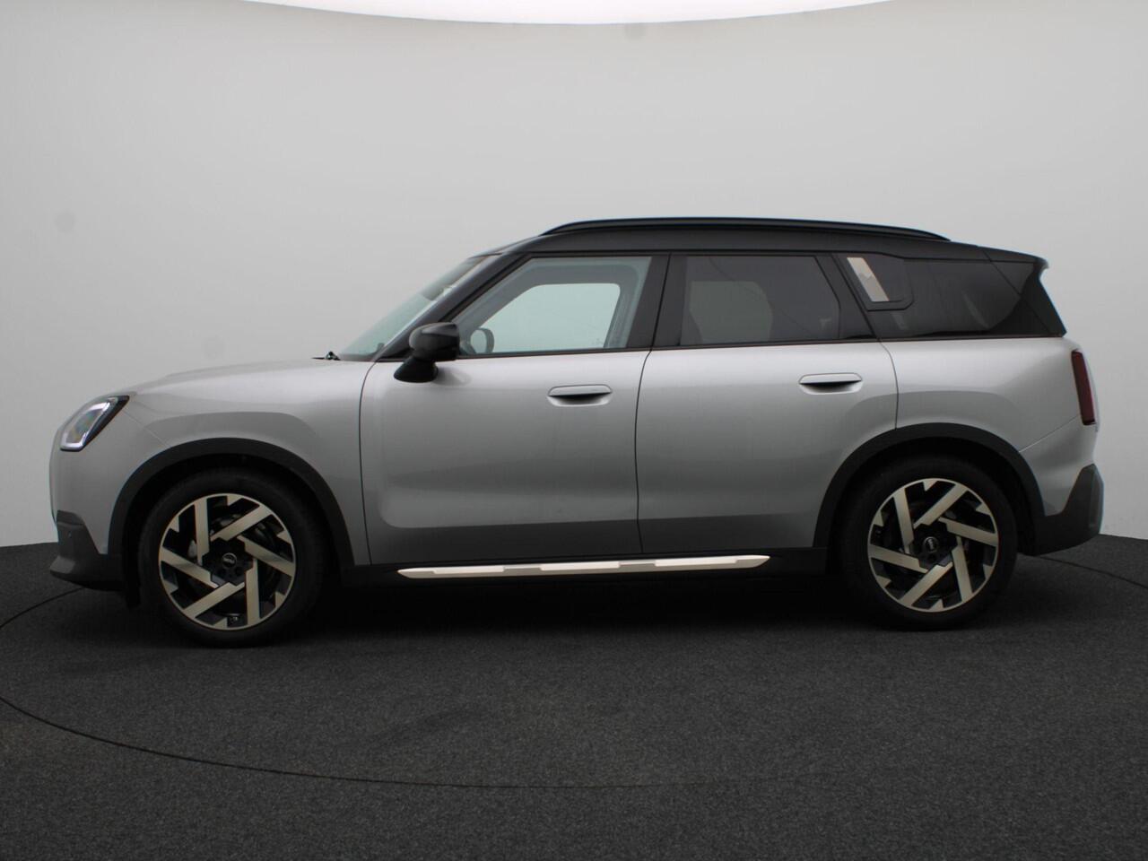 Mini COUNTRYMAN E Favoured + Pakket M + Stuurwielrand Verwarmd + Panoramadak + Driving Assistant + Head-Up Display + 19''