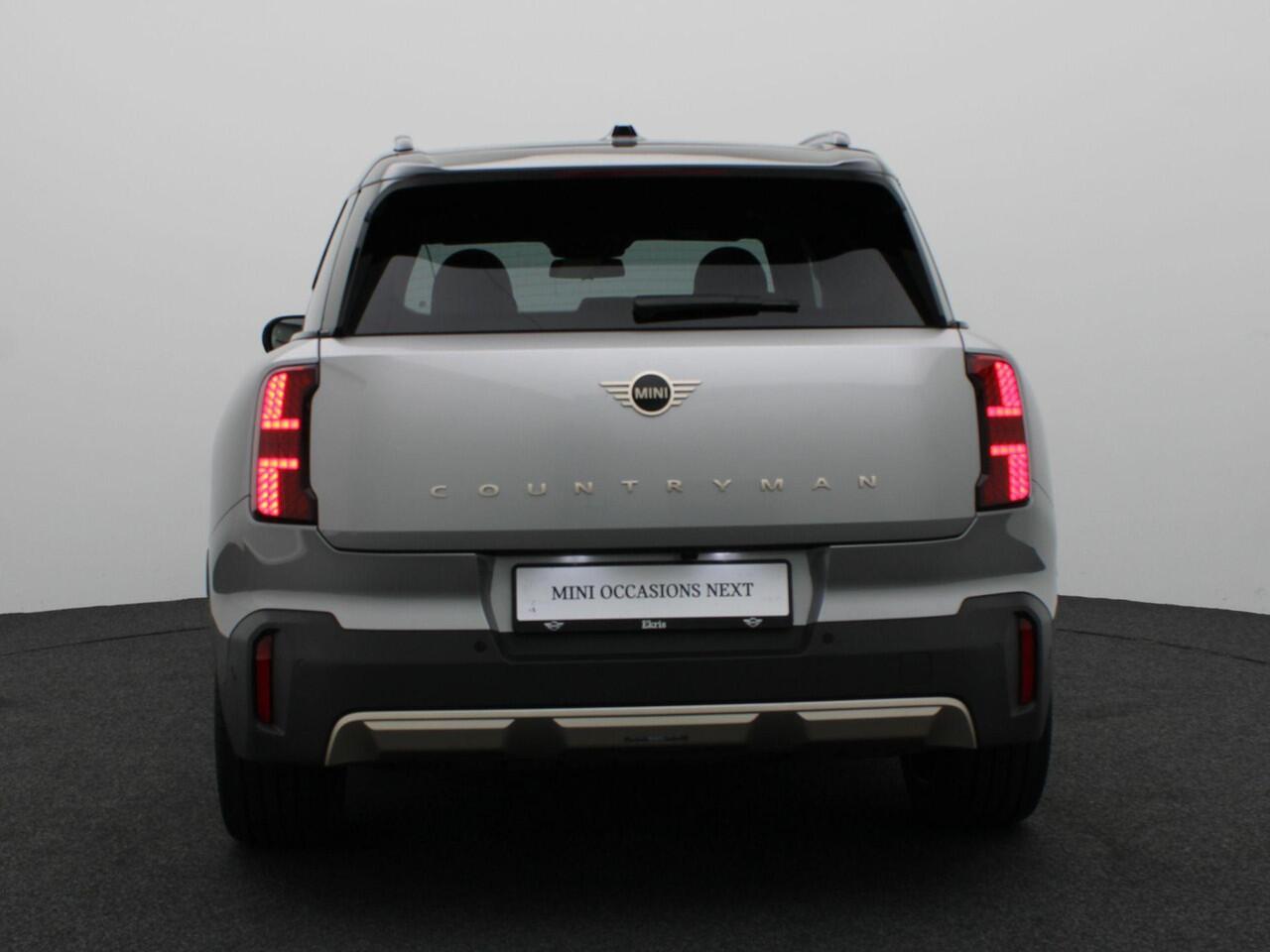 Mini COUNTRYMAN E Favoured + Pakket M + Stuurwielrand Verwarmd + Panoramadak + Driving Assistant + Head-Up Display + 19''