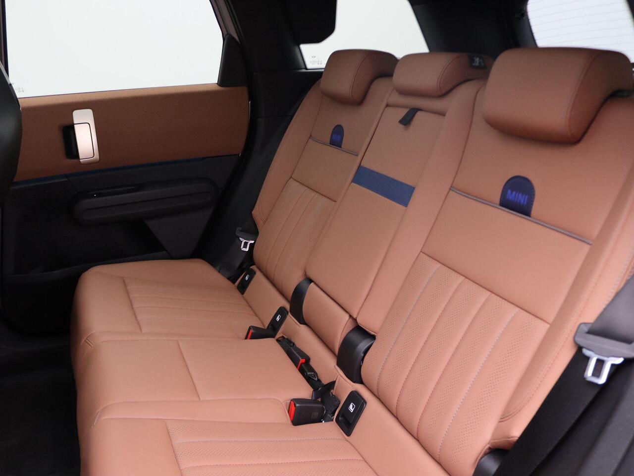 Mini COUNTRYMAN E Favoured + Pakket M + Stuurwielrand Verwarmd + Panoramadak + Driving Assistant + Head-Up Display + 19''