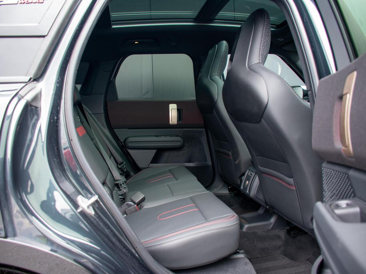 Mini COUNTRYMAN 1.5 C John Cooper Works | XL Package | Schuif-/kantel Pano | Head-Up | Massage | Stuurwiel verwarming | 20" | Harman Kardon | Trekhaak | Verstelbare achterbank | JCW