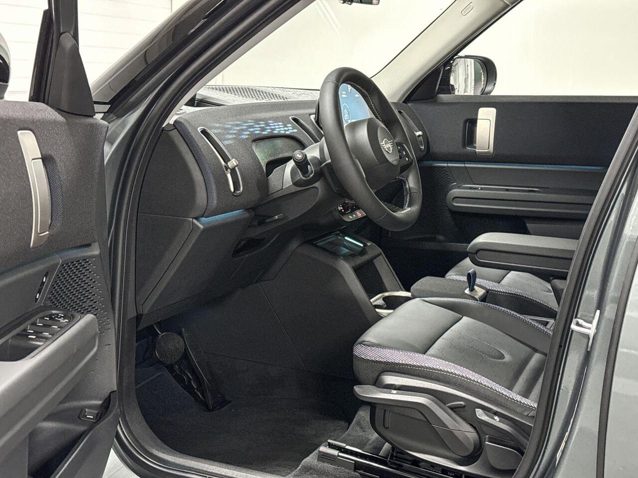 Mini COUNTRYMAN E | Classic Uitvoering | Pakket M | 19" JCW Runway Spoke Jet Black | Selections